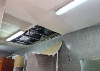 Se cayó parte del cielo raso de un baño del ISFD Nº1 de Cutral Co