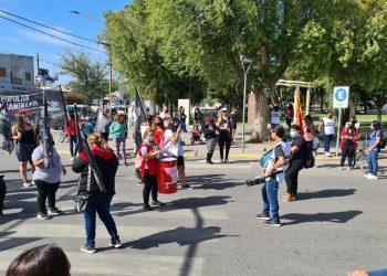 El Polo Obrero y Barrios de Pie se manifestaron frente a la Municipalidad de Cutral Co