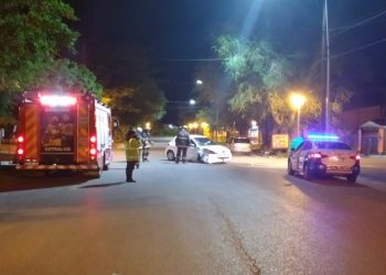 Un automovilista chocó contra un poste esta mañana en Cutral Co