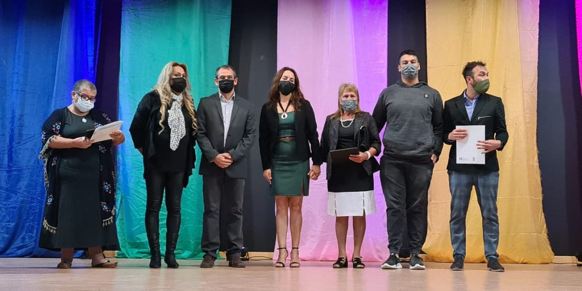Homenajearon al primer matrimonio igualitario y a las mujeres en Plaza Huincul
