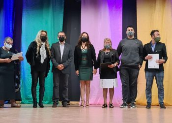 Homenajearon al primer matrimonio igualitario y a las mujeres en Plaza Huincul
