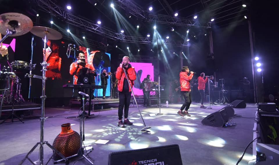La Konga hizo bailar a una multitud en el cierre de la fiesta de Plaza Huincul