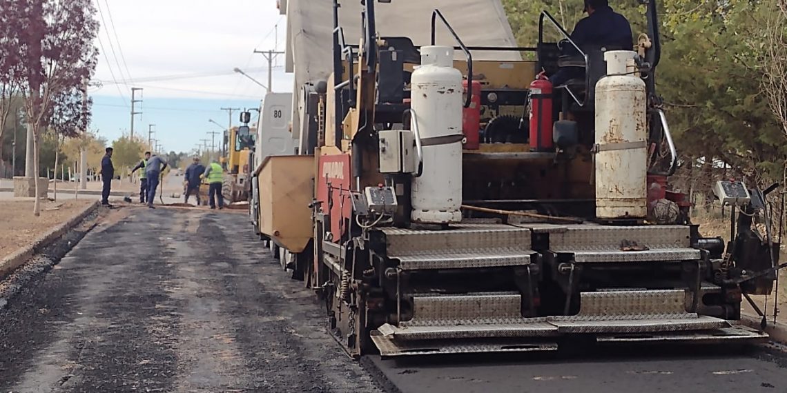 Trabajan para asfaltar la avenida Pérez en Plaza Huincul