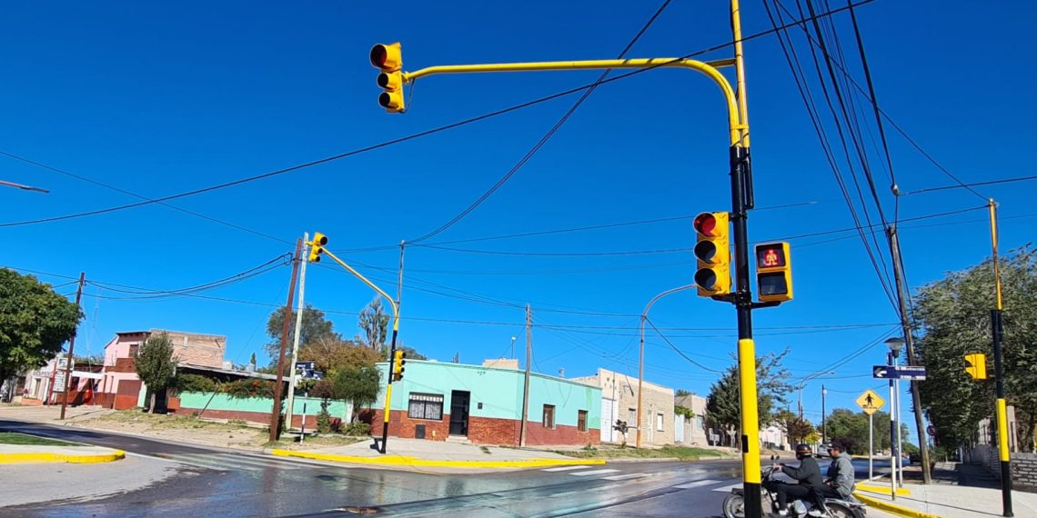 Ya están habilitados los semáforos en la escuela 102 de Cutral Co