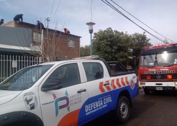 Debieron colocar nailon por un techo que se había volado en Plaza Huincul