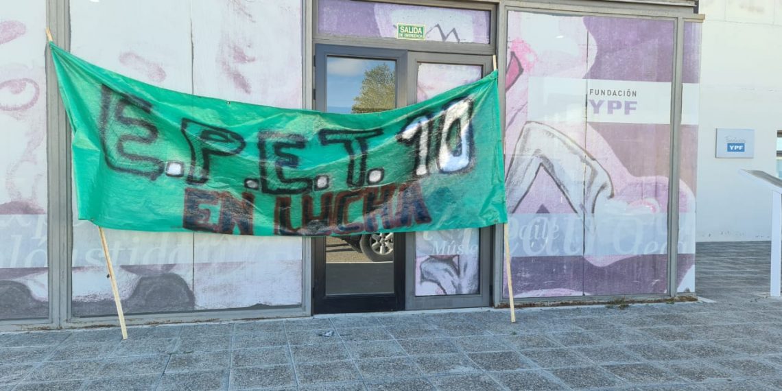 ATEN denunció violencia por parte de un grupo de padres de la EPET 10, en Huincul