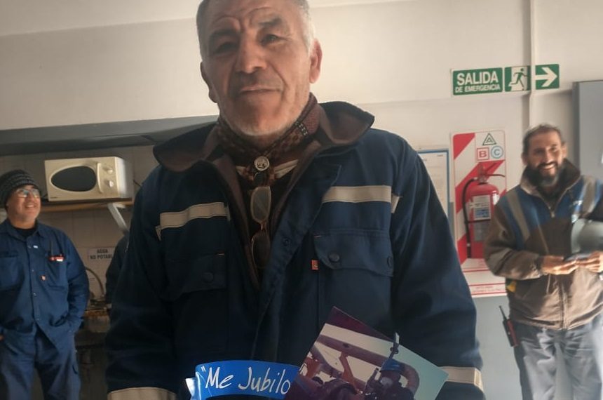 Felicitan a un trabajador de refinería jubilado
