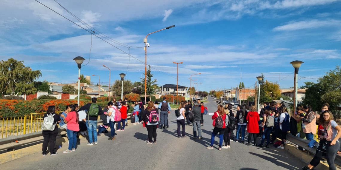 Estudiantes del IFD N° 1 protestaron con un corte en el puente de Cutral Co