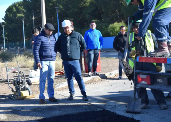 Huincul probó nuevo método de bacheo con material sustentable