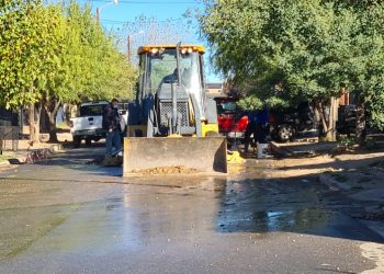 Trabajan en la rotura de un caño de agua en barrio Parque Este de Cutral Co