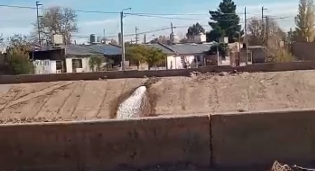 Vecinos indignados por gran pérdida de agua en barrio Peñi Trapún