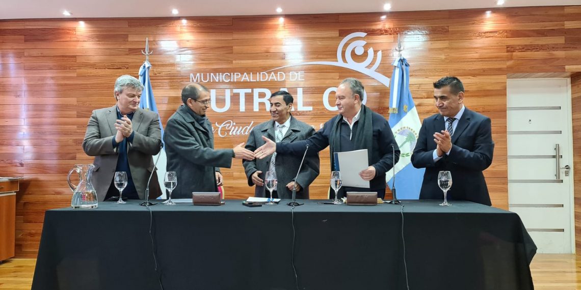 Cutral Co y Huincul firmaron un acuerdo para la ampliación del acueducto”Los Barreales”