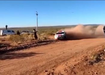 Un hombre casi es atropellado por el auto de rally de Villagra