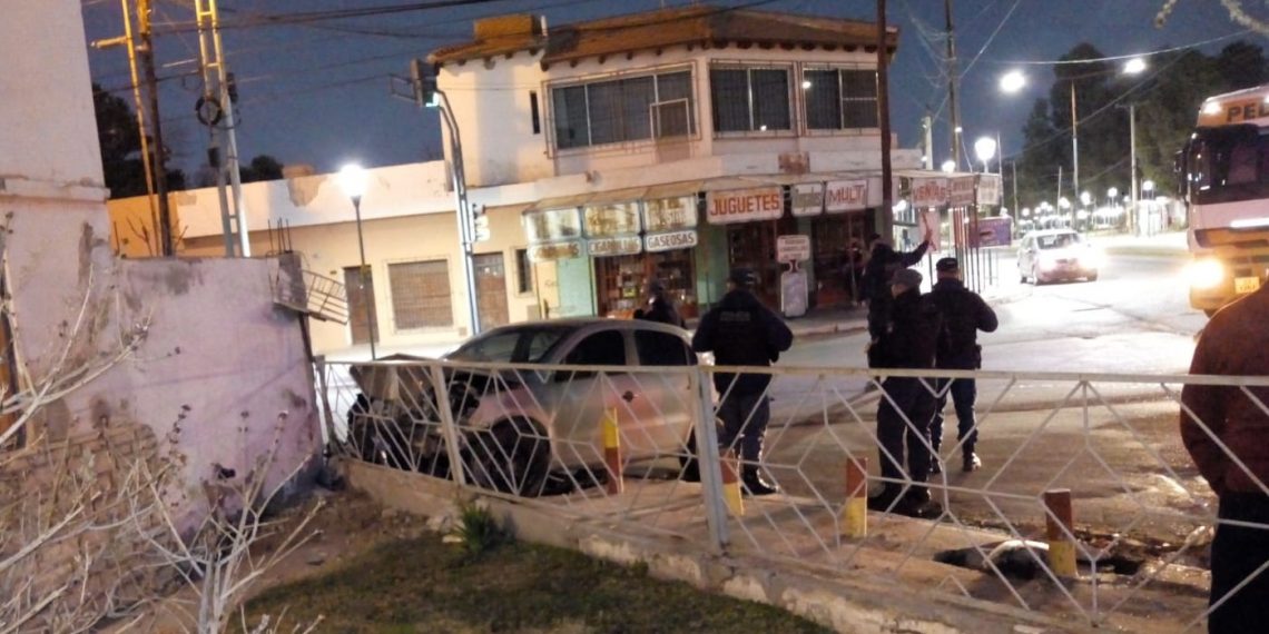 Plaza Huincul: atropellaron a un efectivo policial y está grave