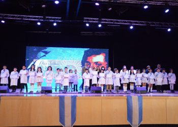 Cutral Co: Las niñas y niños de 4º grado hicieron la promesa a la bandera