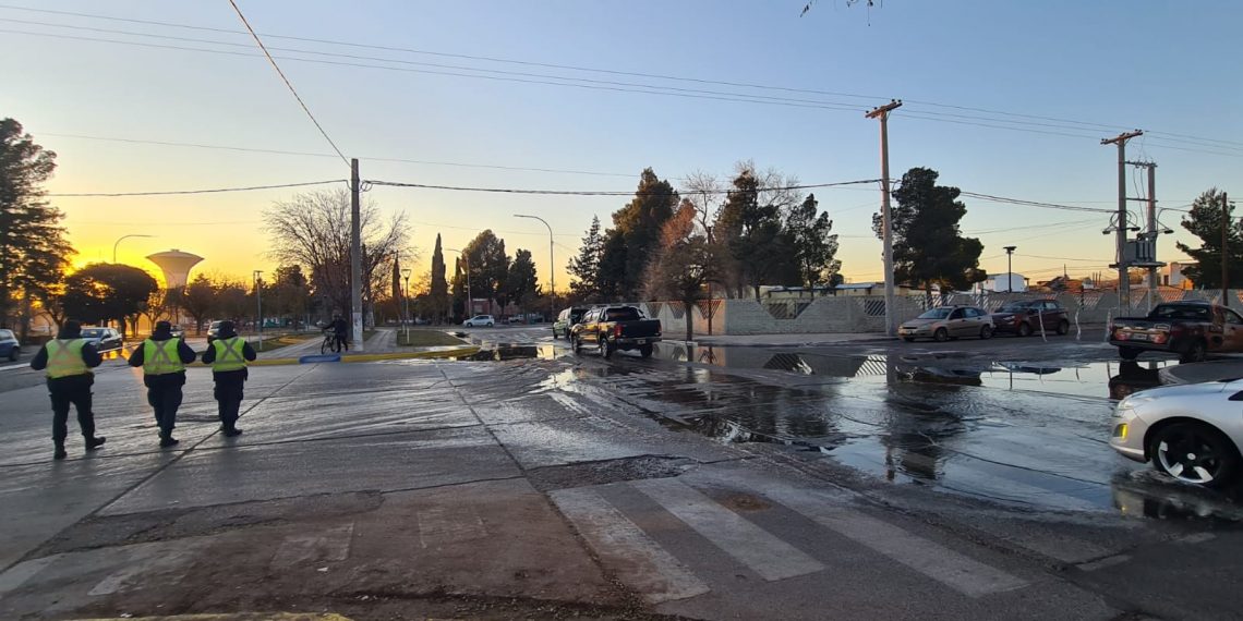 Piden precaución para circular sobre avenida Keidel de Plaza Huincul