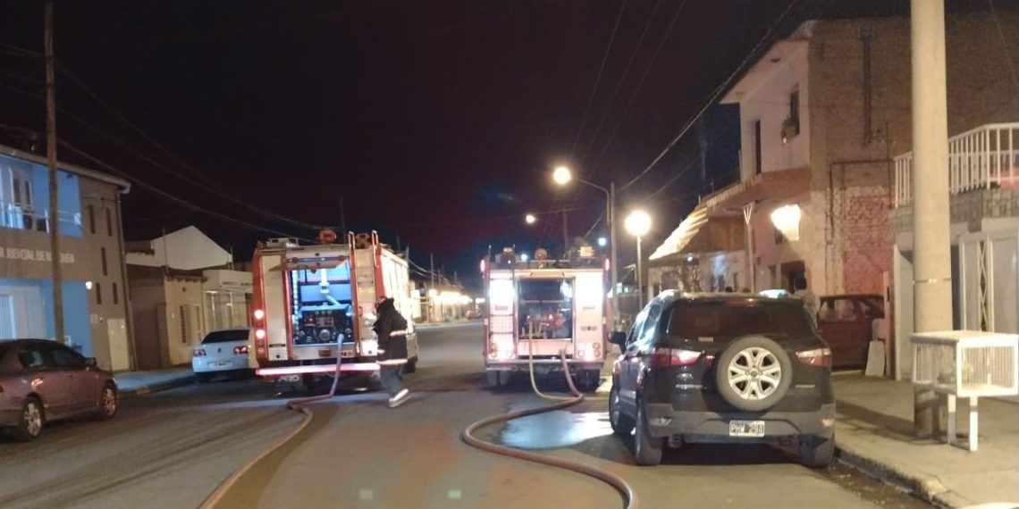 Bomberos de Cutral Co controlaron un feroz incendio durante la medianoche