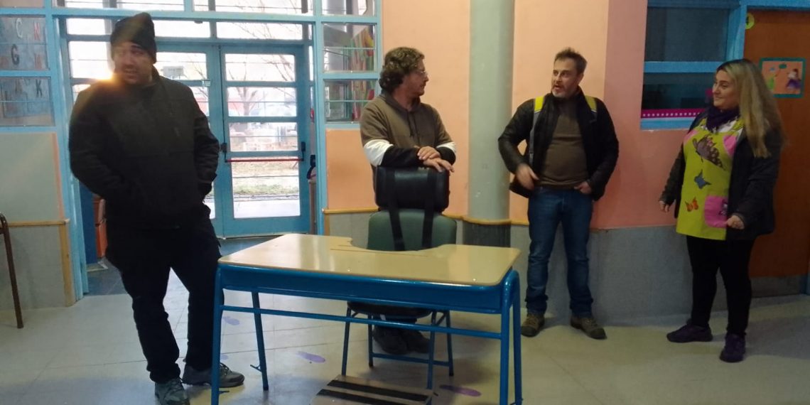 Desde el CEPI entregaron un banco adaptado a una escuela especial de Plottier