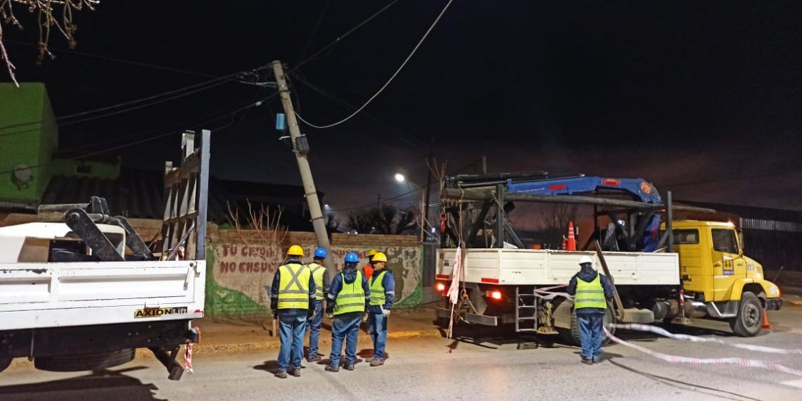 Siguen las tareas de reparación de postes de luz caídos por un camión en  Plaza Huincul – Cutral Co al Instante