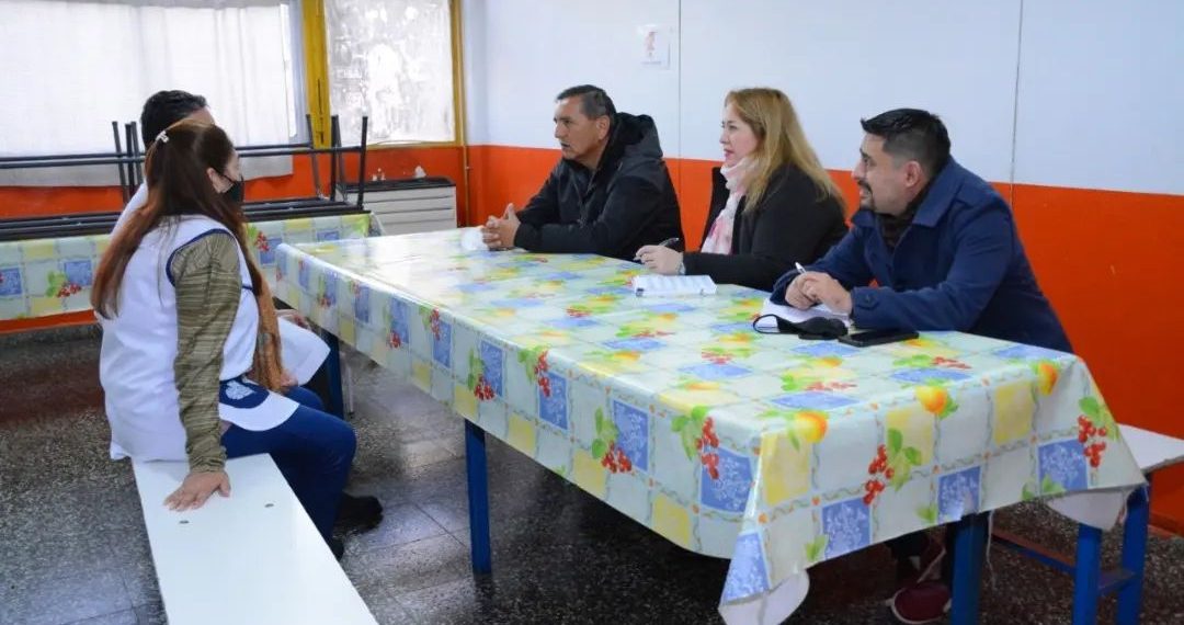La escuela 151 del barrio Mosconi expuso sus necesidades al concejal Lecaro