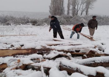 Filtraciones en techos, pedidos de garrafas y leña fueron atendidas en Plaza Huincul