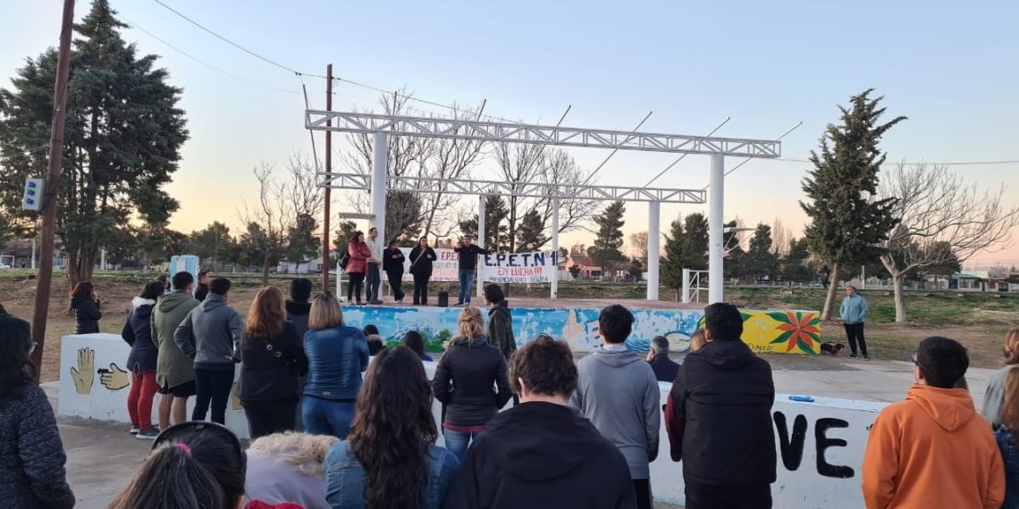 Familias autoconvocadas de la EPET Nº 10 se reunieron en Plaza Huincul
