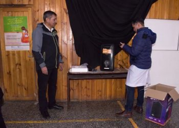 Lecaro donó un equipo de audio a la escuela 151 de Plaza Huincul