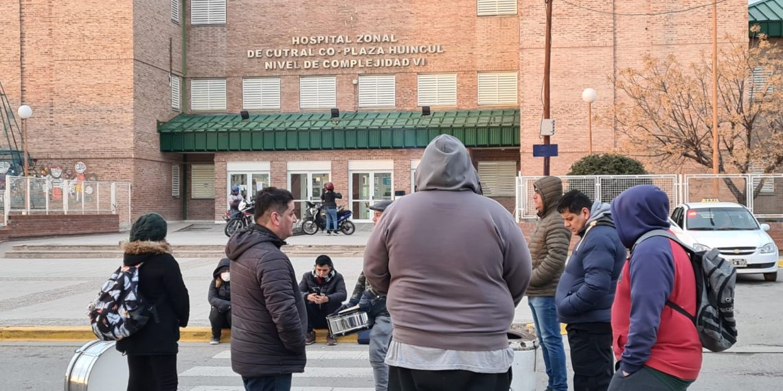 Trabajadores de cocina del hospital protestaron con un corte en Plaza Huincul