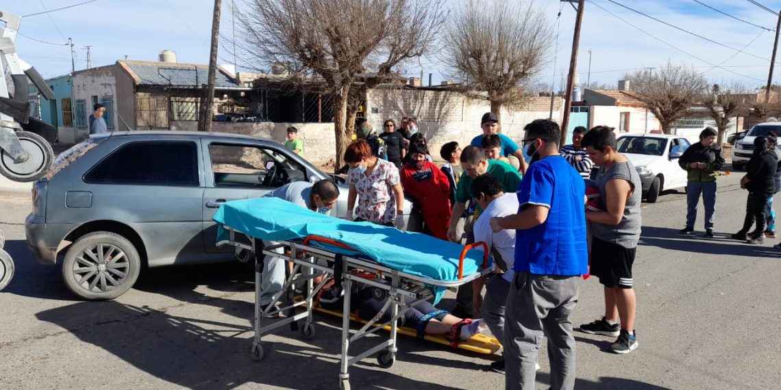 Atropellaron a una mujer que caminaba junto a un niño en Cutral Co