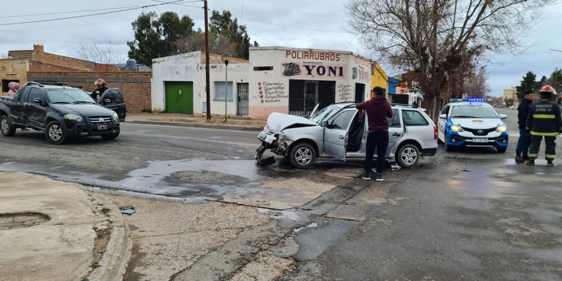 Hubo un fuerte choque entre dos autos en el barrio Centro de Cutral Co