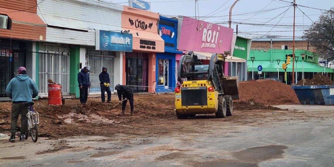 Por refacciones cortaron un tramo de la calle Tucumán de Cutral Co