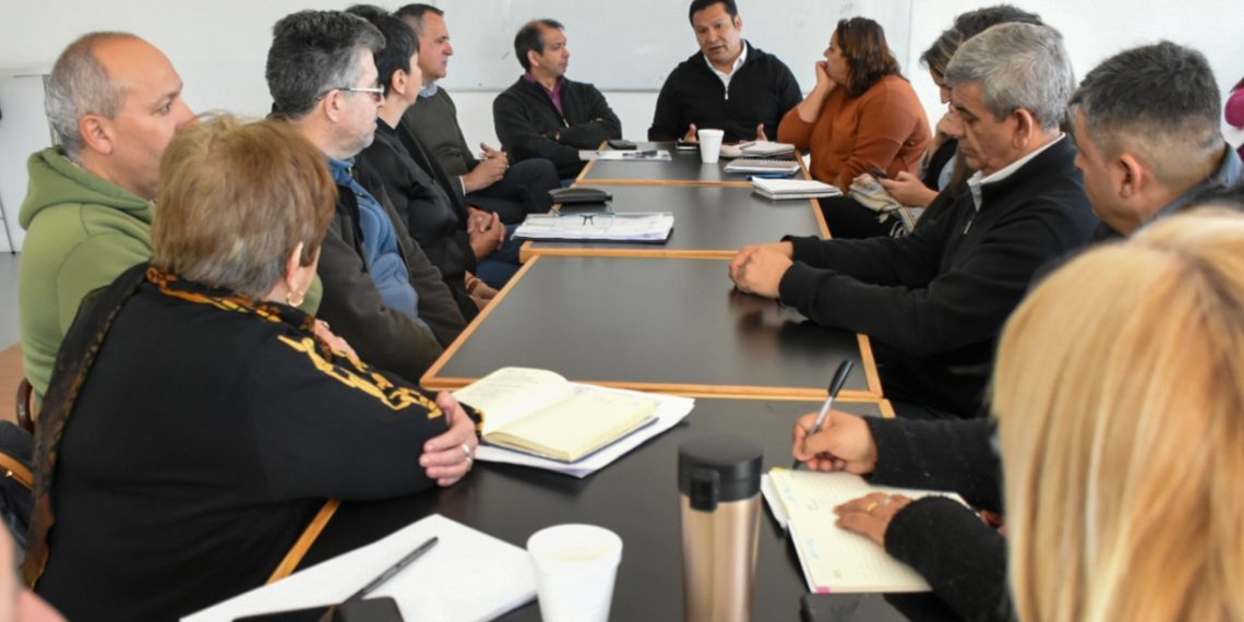 El ministro Llancafilo visitó Plaza Huincul y hubo reunión con algunos directivos