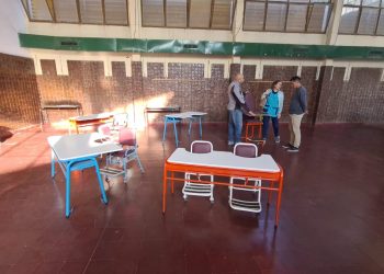 Entrega y muestra de bancos adaptados en el CPEM 6 de Cutral Co
