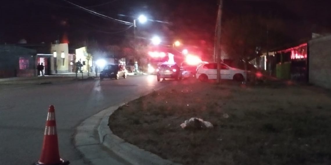 Bomberos de Cutral Co trabajan por una pérdida de gas en el barrio Progreso