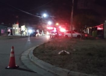 Bomberos de Cutral Co trabajan por una pérdida de gas en el barrio Progreso