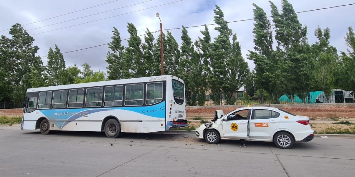 Cutral Co: taxista chocó con un colectivo estacionado