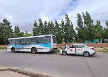 Cutral Co: taxista chocó con un colectivo estacionado