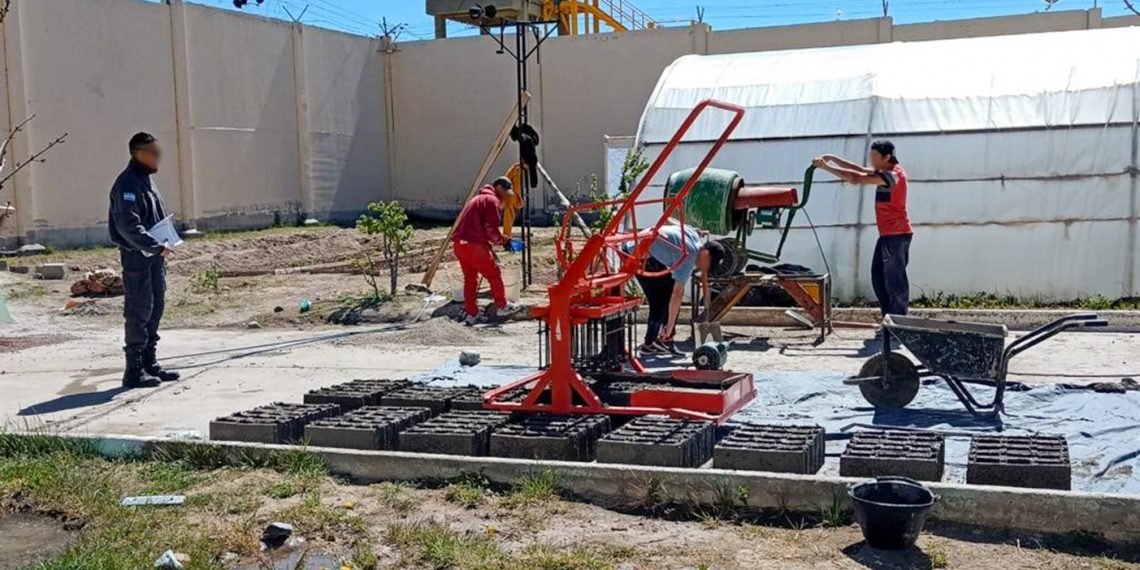 Cutral Co: condenados de la Unidad 22 construyen bloques de hormigón