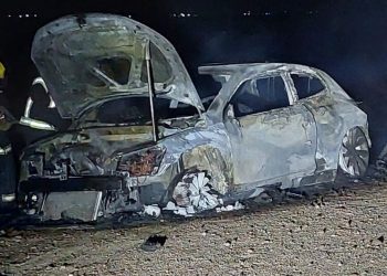 Plaza Huincul: un auto terminó quemado por completo