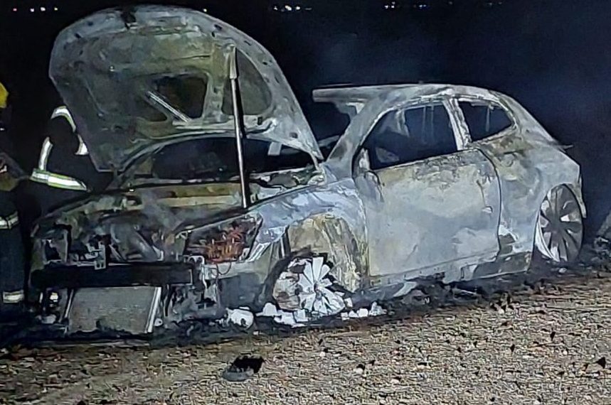 Plaza Huincul: un auto terminó quemado por completo