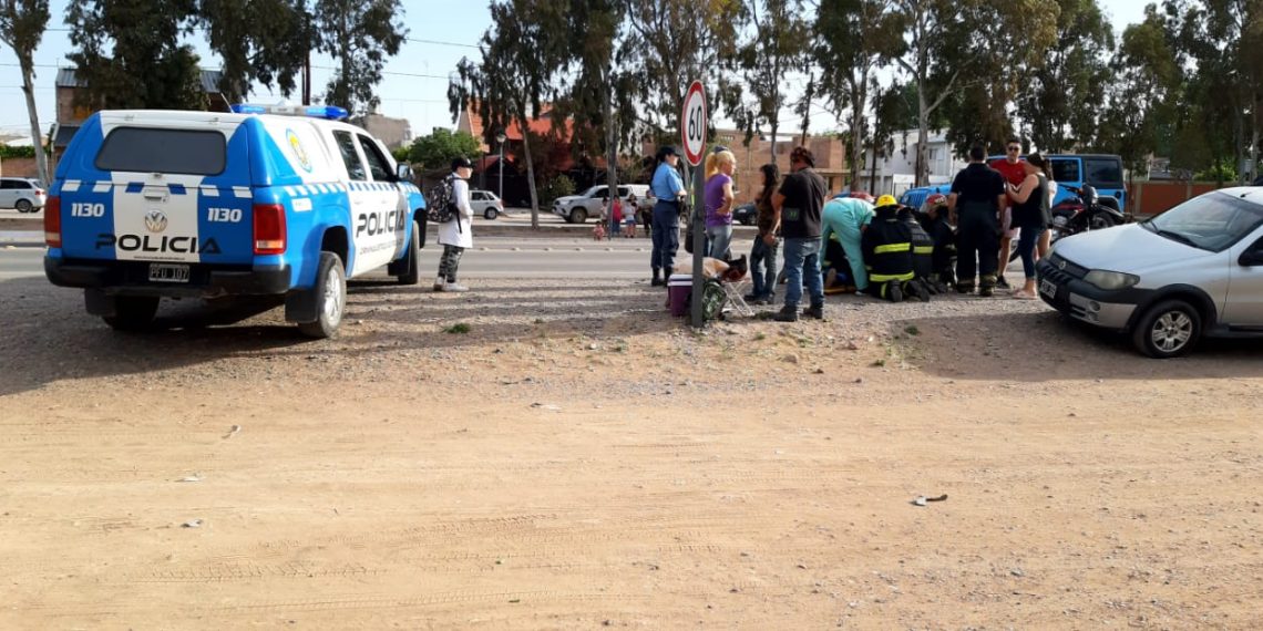 Iban en moto por la ruta 22 en Cutral Co y una camioneta los impactó