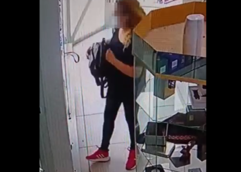 Cutral Co: Sacó una mochila y quedó registrada en las cámaras de seguridad