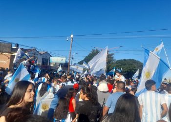 Ganó Argentina 2 a 0 y hubo festejo en el centro  y en los barrios de Cutral Co