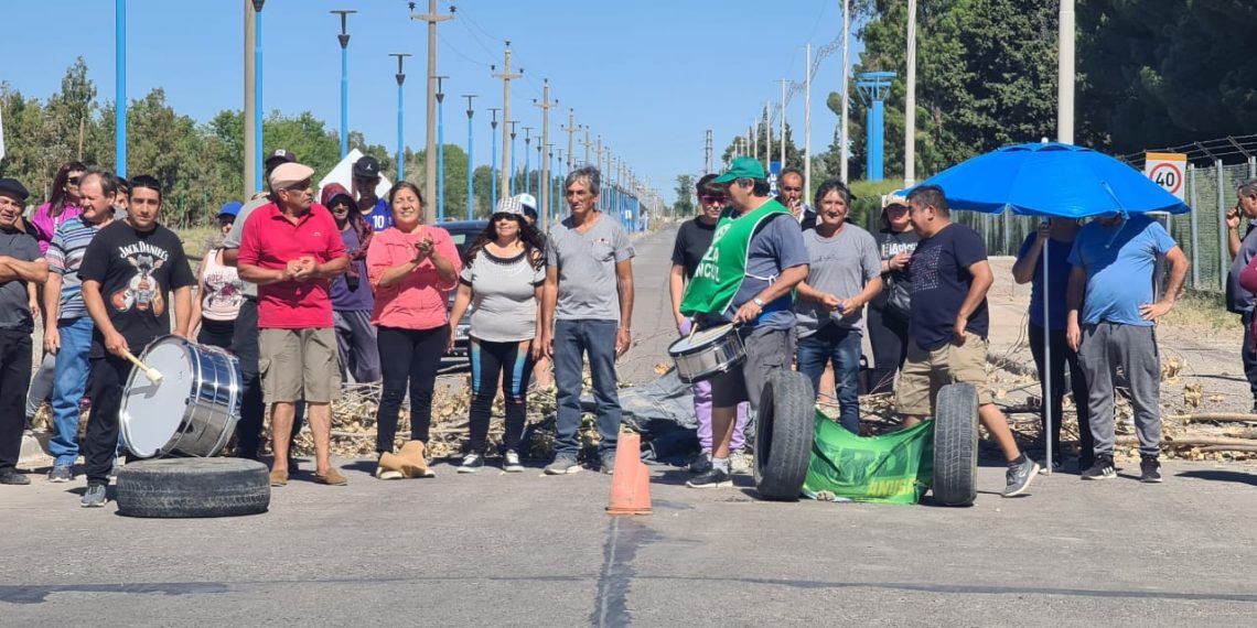 ATE levantó el corte que tenía en el ingreso a refinería en Plaza Huincul