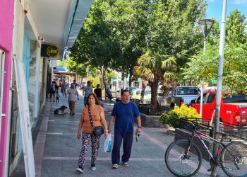 Rolando Figueroa aprovechó el feriado para pasear por centro de Cutral Co