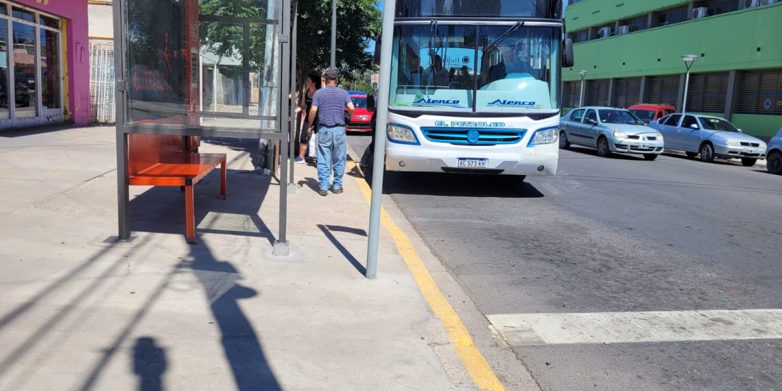 En Cutral Co avanza la instalación de nuevas garitas para el colectivo urbano