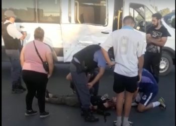 Chocaron una combi con una moto y hubo heridos en Cutral Co