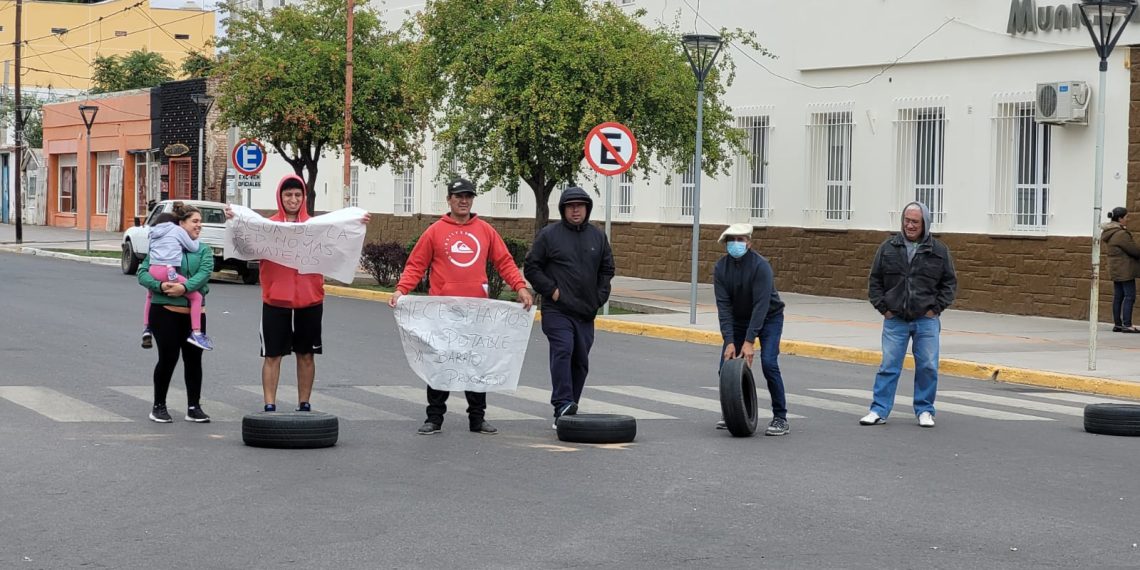 Vecinos protestaron por la falta de presión de agua