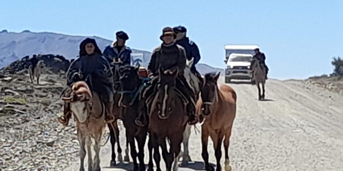 Marcha a buen ritmo la cabalgata de la virgen San Juan de los Lagos rumbo a Villa Pehuenia