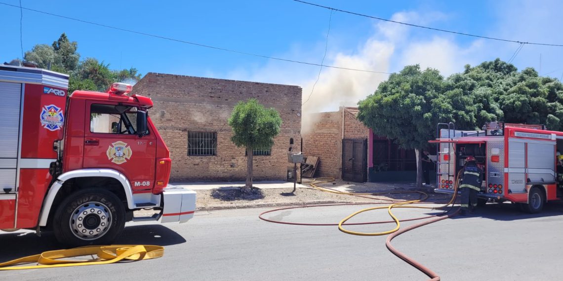 Incendio en Cutral Co: retiraron a tres niños y bomberos controlaron las llamas